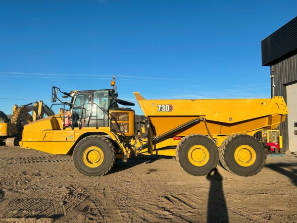 2022 CATERPILLAR 730 Articulated Dump Truck - Image 4